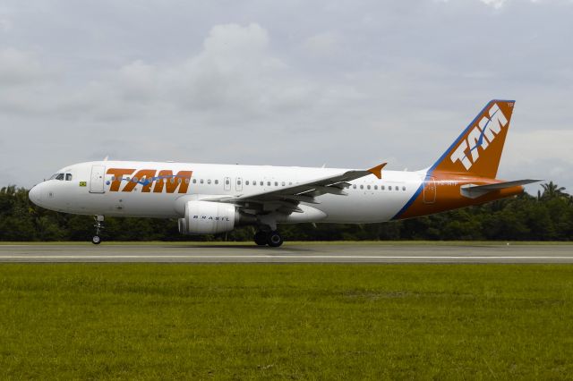 Airbus A320 (PR-MYP) - Decolando como voo JJ3552 para Fortaleza (FOR/SBFZ) em 17.02.2017.br /2º Spotter Day Infraero SLZ (SBSL)