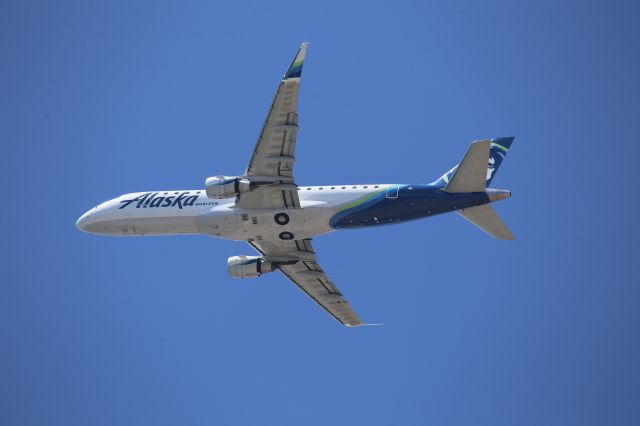 EMBRAER 175 (long wing) (N648QX)