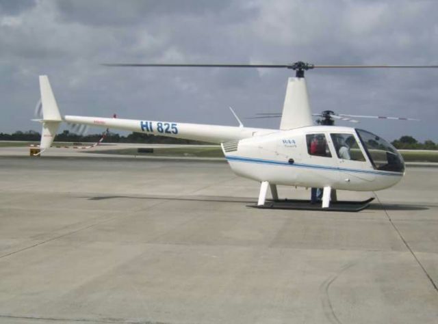 Robinson R-44 (HI825)