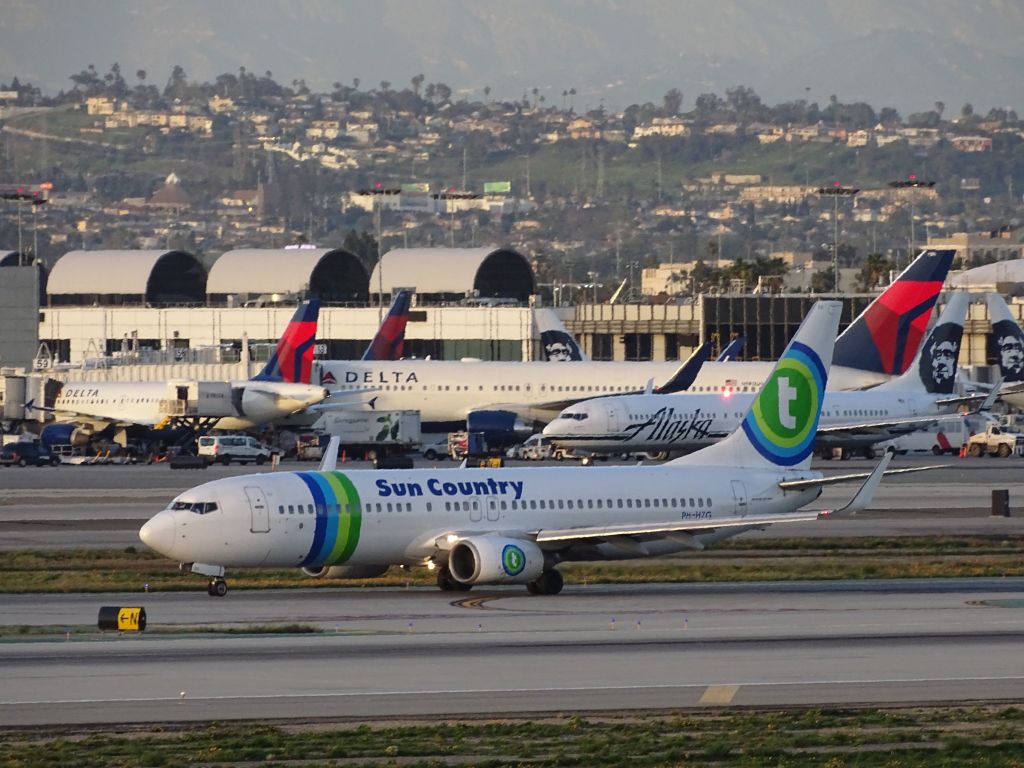Boeing 737-800 (PH-HZG) - Sun Country - SCX lease