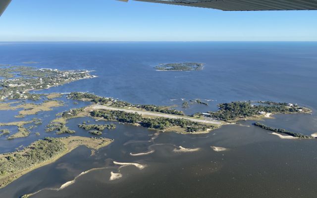 Cessna Skyhawk (N208AT) - The shortest runway in all of Florida.