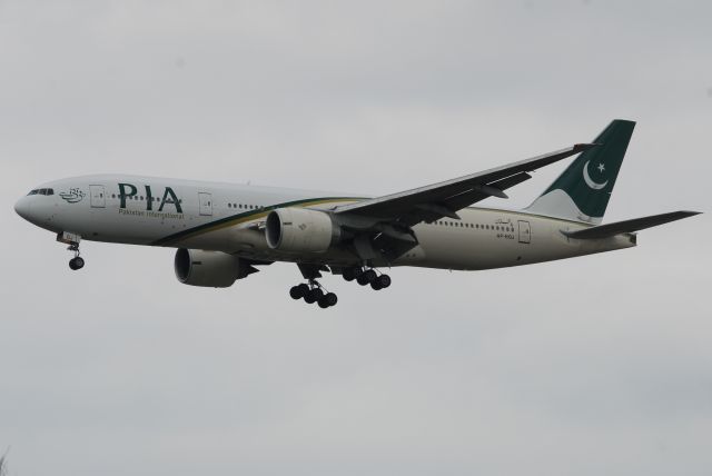 Boeing 777-200 (AP-BGJ)