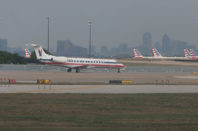 Embraer ERJ-145 (N833AE)