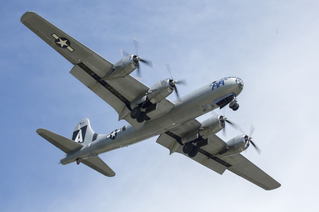 — — - FIFI the B-29 landing at KMKO