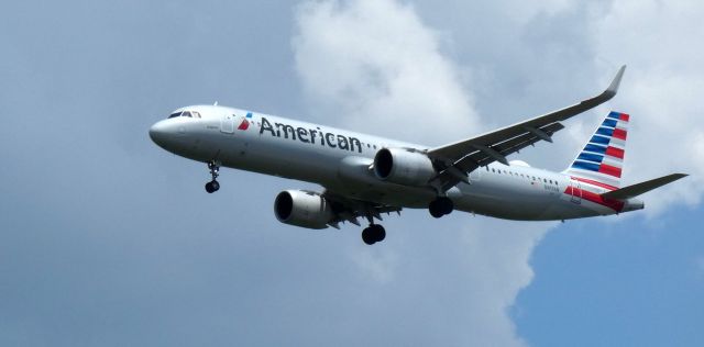 Airbus A321neo (N419AN) - On short final is this 2020 American Airlines Airbus 321-253NX in the Summer of 2023.