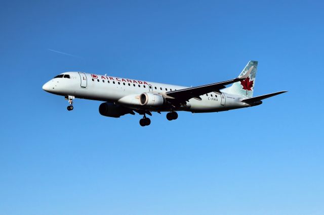 Embraer ERJ-190 (C-FHIU) - Arriving from Edmonton.