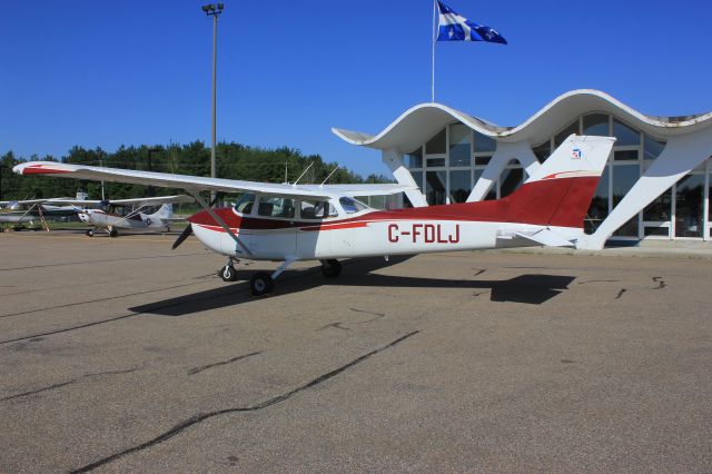 Cessna Skyhawk (C-FDLJ) - C-FDLJ Cessna Skyhawk 172 RVA de l'Aéroport de Trois-Rivières CYRQ QC. 13-07-2019