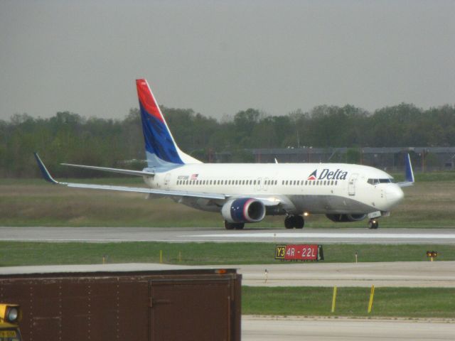 Boeing 737-800 (N3738B)