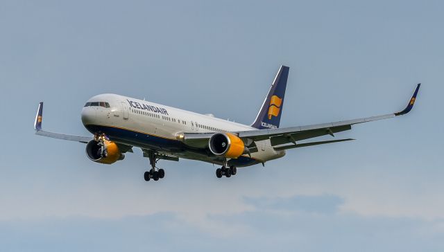 BOEING 767-300 (TF-ISO)