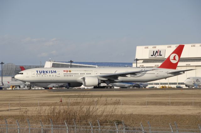 BOEING 777-300 (TC-JJB) - Departure at Narita Intl Airport 34L on 2010/1/1 FC Barcelona Title