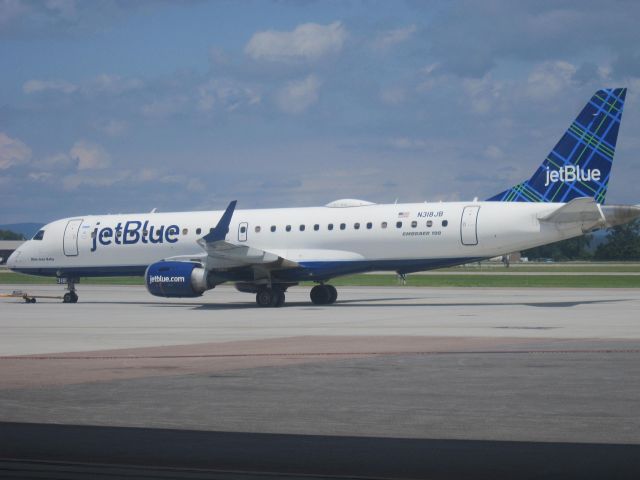 Embraer ERJ-190 (N318JB) - Inside the Beta Technologies hangar