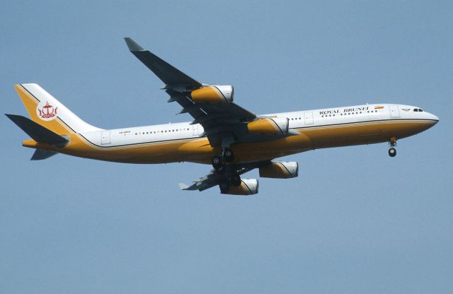 Airbus A340-200 (V8-BKM) - Final Approach to Tokyo-Haneda Intl Airport Rwy16L on 2002/03/25