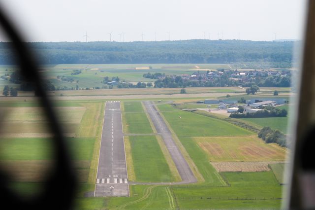 Piper Cherokee (D-EBSN) - approach RWY 18 @EDFB