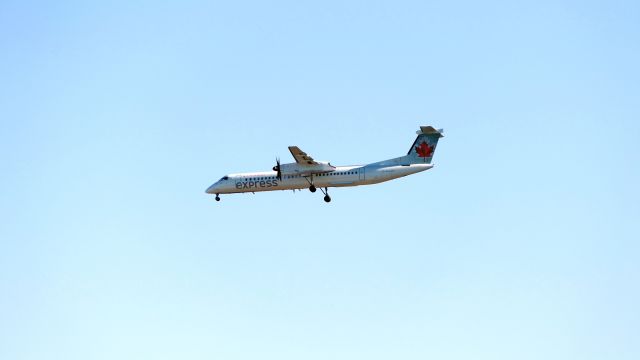 de Havilland Dash 8-400 (C-GJZH)