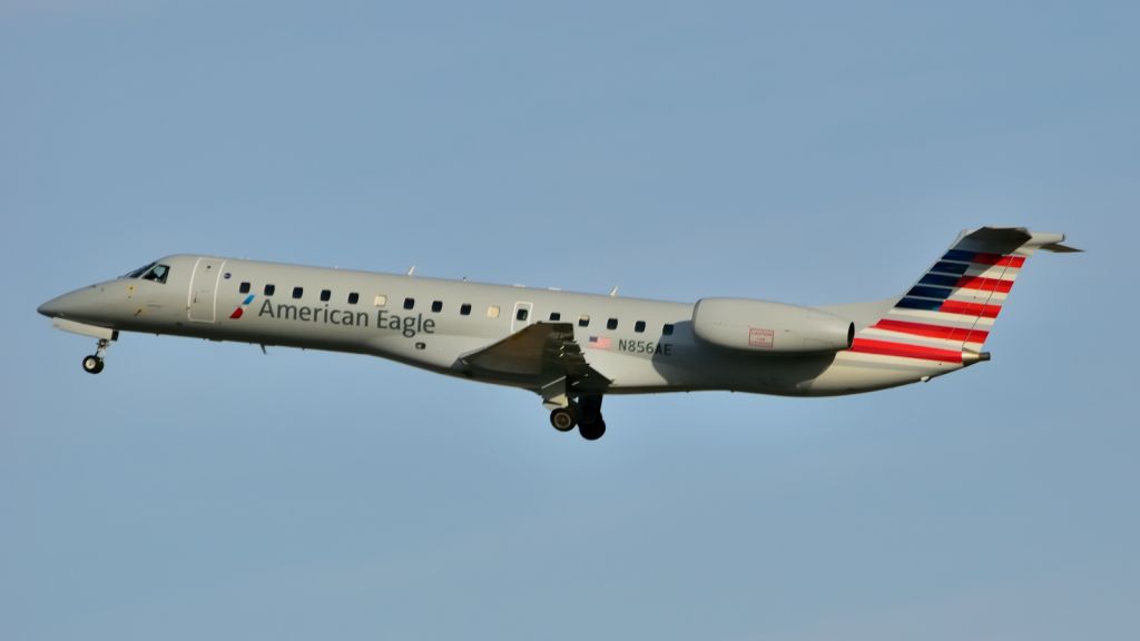 Embraer ERJ-145 (N856AE)