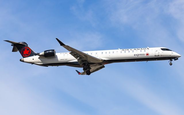 Canadair Regional Jet CRJ-900 (C-FJZL)