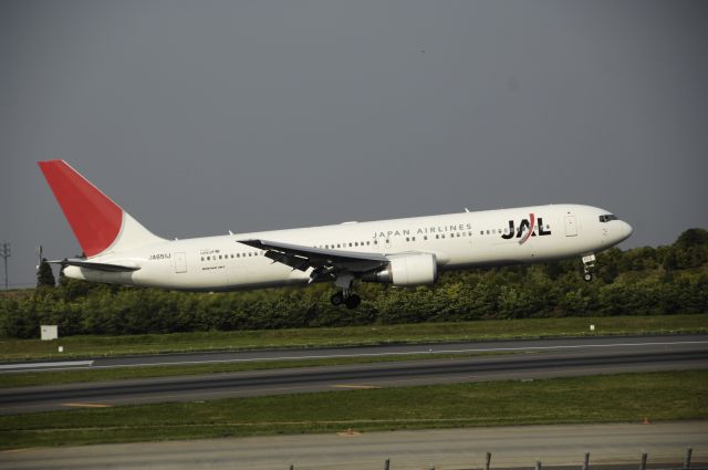 BOEING 767-300 (JA651J) - Approach to Narita Intl Airport Rwy16L on 2013/05/06