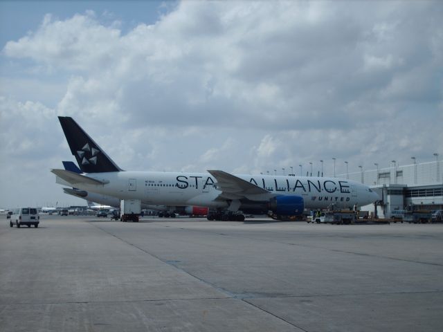 Boeing 777-200 (N216UA)