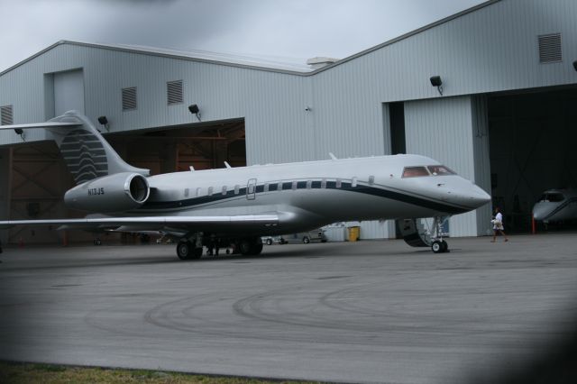 Bombardier Global 5000 (N13JS)