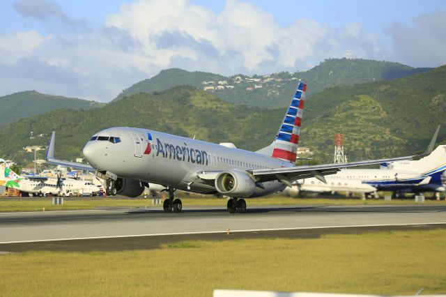 Boeing 737-800 (N931AN) - American airlines N931AN departing TNCM