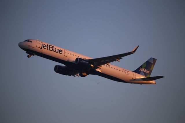 Airbus A321 (N986JB)