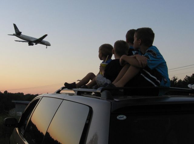 Boeing 757-200 (KCLT) - A US Airways 757, in STAR ALLIANCE livery, on final for 36L (now 36C) as 4 young spotters/enthusiasts observe the excitement of aviation - 10/1/06