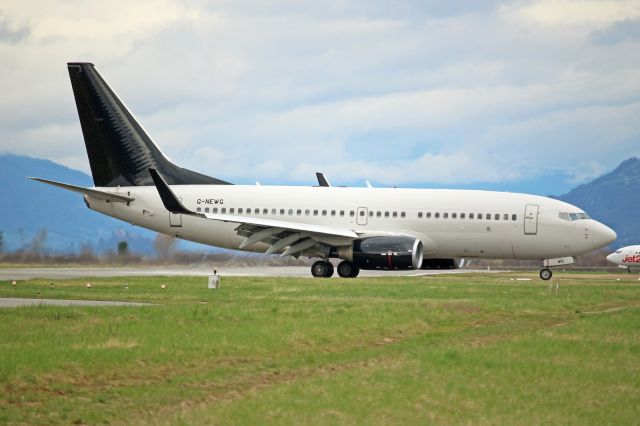 Boeing 737-700 (G-NEWG)