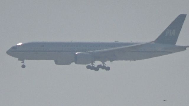 Boeing 777-200 (AP-BMG) - Another shot of PIAs 777 Retrojet landing from Islamabad at Karachi!