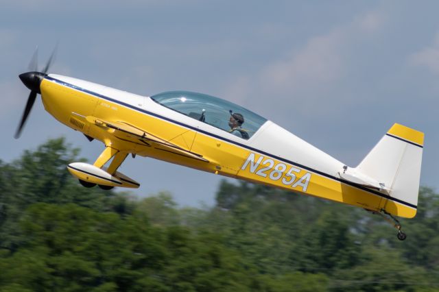 EXTRA EA-300 (N285A) - Gave my camera to a friend to get pictures of my flight lesson. Guess he got more than I asked for. ð