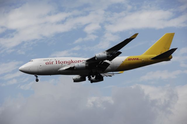 Boeing 747-400 (B-HUS) - Final Approach to Narita Intl Airport Rnwy16R on 2012/08/18