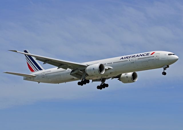 BOEING 777-300 (F-GZNG)