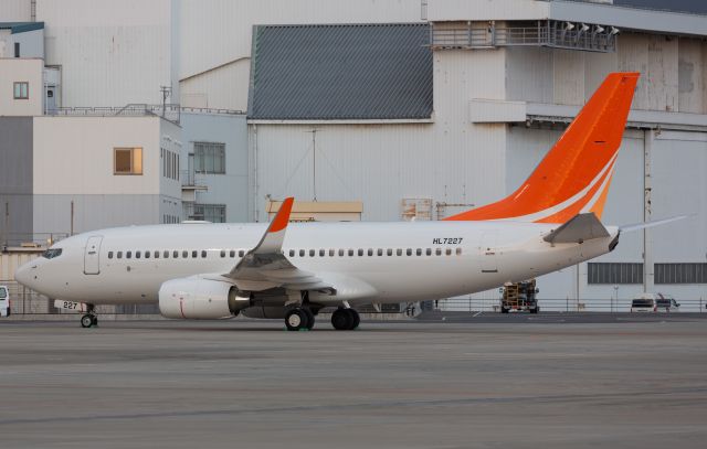 Boeing 737-700 (HL7227)