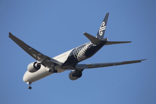 BOEING 777-300ER (ZK-OKP)