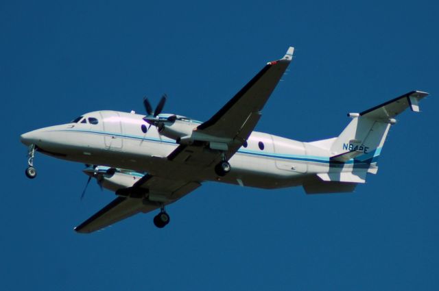 Beechcraft 1900 (N842E) - Landing Washington-Dulles 1R.