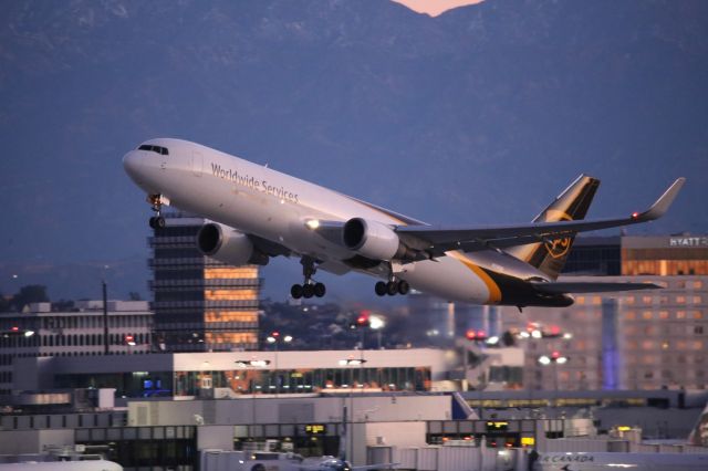 BOEING 767-300 (N330UP)