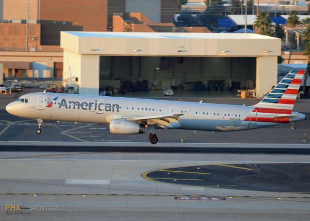 Airbus A321 (N587UW)