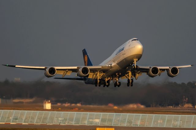 BOEING 747-8 (D-ABYR) - evening sun