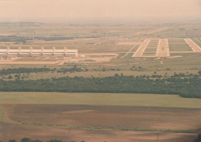 — — - Approach to KAFW north end. Photo taken from the back seat of a US Army UH-1