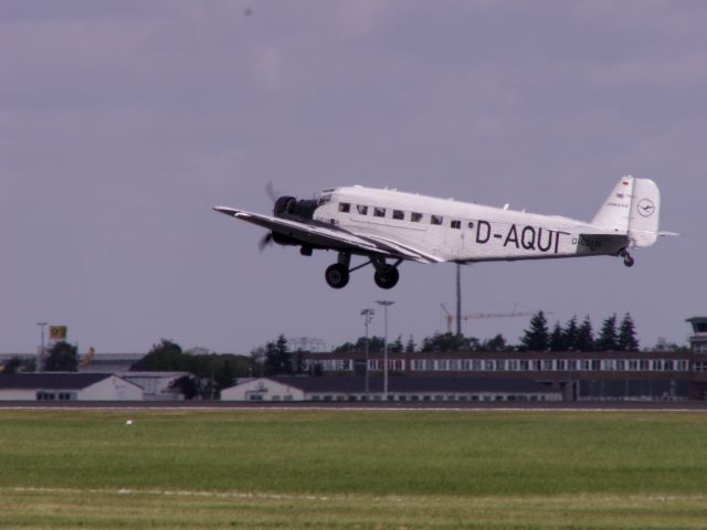 JUNKERS Ju-52/3m (D-AQUI) - Die gute alte Tante JU hebt auf der ILA 2006 zu einem Rundflug ab. Die Reg D-AQUI ist die originale von damals, sie wurde vom damaligen Reichsluftfahrtministerium 1930 verliehen. Heute ist die Reg D-CDLH gültig.