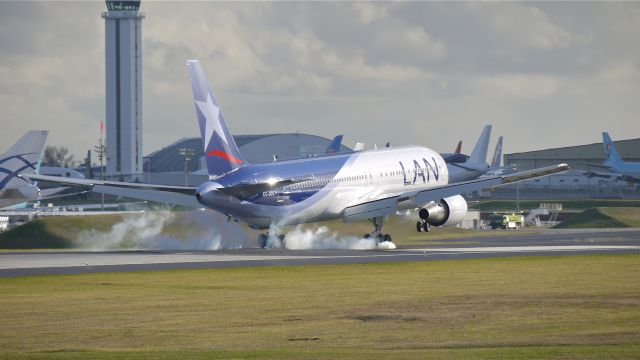 BOEING 767-300 (CC-BDC) - BOE928 makes some tire smoke on touchdown! 11/15/11.