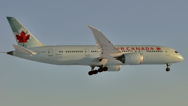 Boeing 787-8 (C-GHPY) - Arriving YUL/CYUL at sunset. This aircraft was delivered to Air Canada 2014/11/30 @ YYZ/CYYZ.