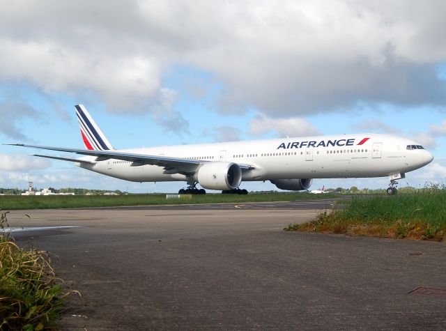 BOEING 777-300ER (F-GZNP)