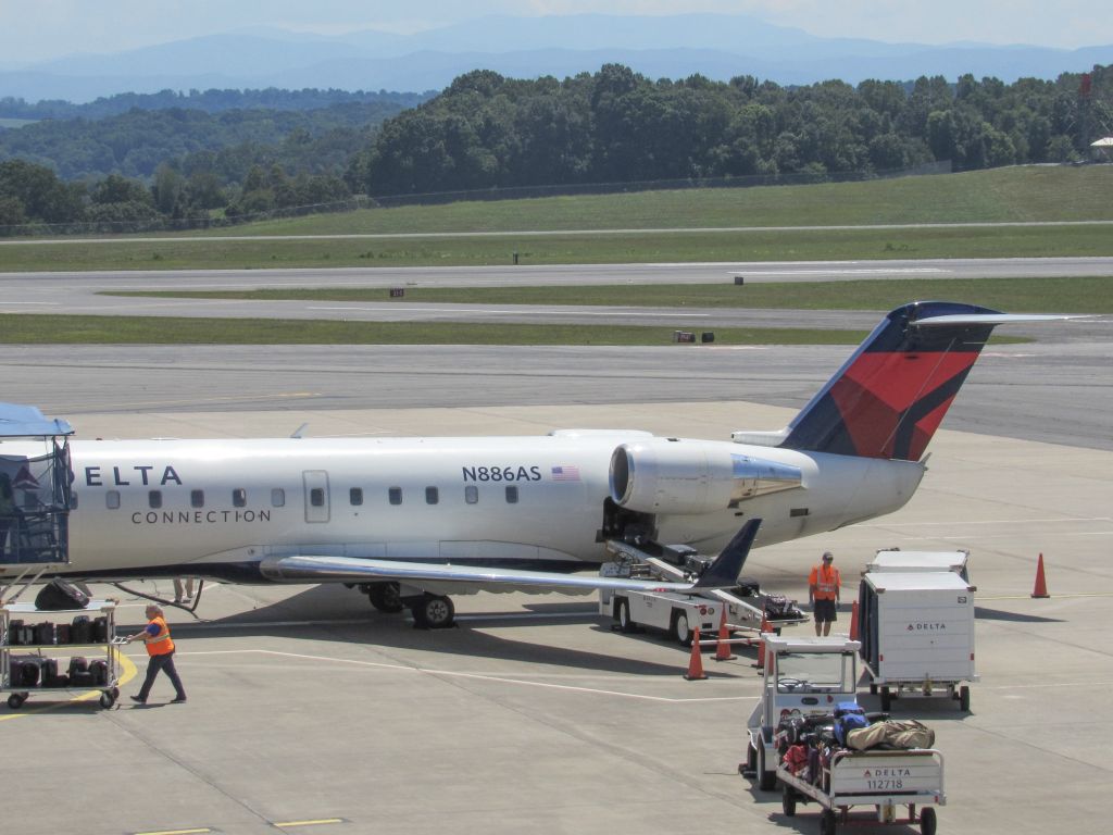 Canadair Regional Jet CRJ-200 (N886AS)