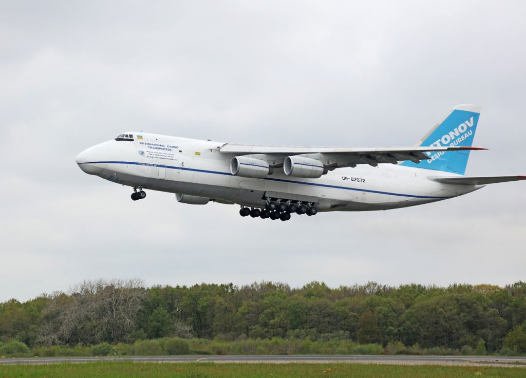 Antonov An-124 Ruslan (UR-82072) - Take off Nantes le 22 avril 2016