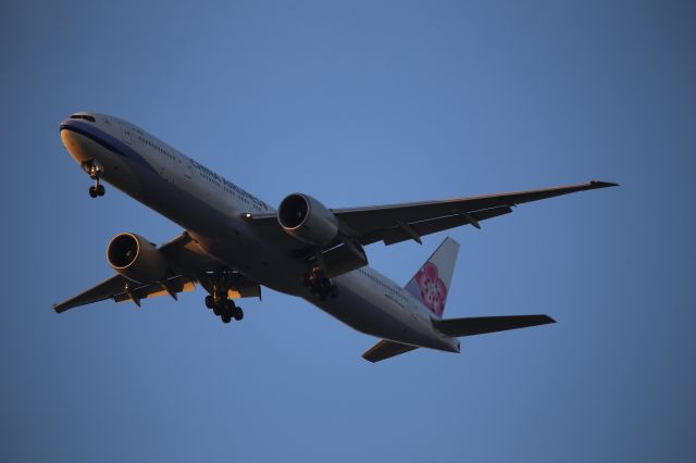 BOEING 777-300ER (B-18053)