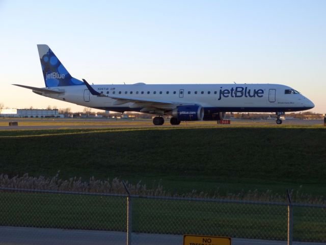 Embraer ERJ-190 (N267JB)