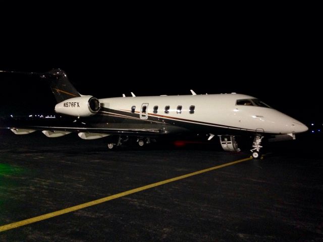 Canadair Challenger 350 (N576FX)