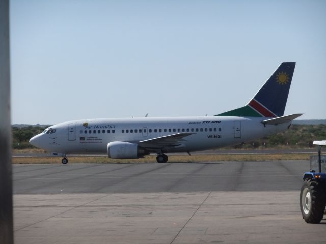 Boeing 737-500 (V5-NDI) - Ebenfalls am Nachmittag des 09.10.2011 fotografiert - B737-500 V5-NDI der Air Namibia. Kam grad aus Cape Town rein.