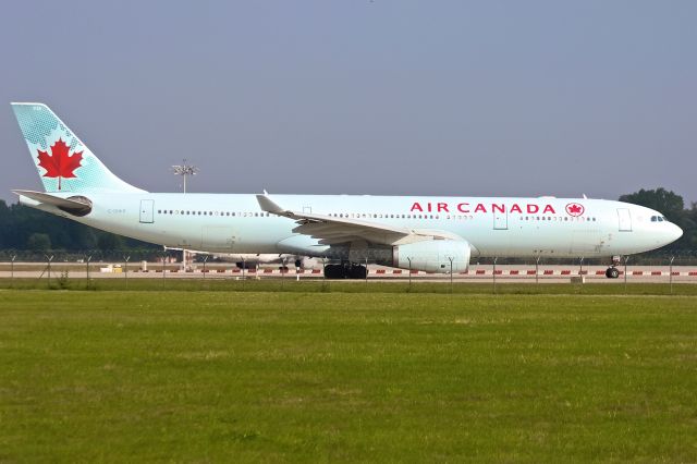 Airbus A330-200 (C-GHKR)