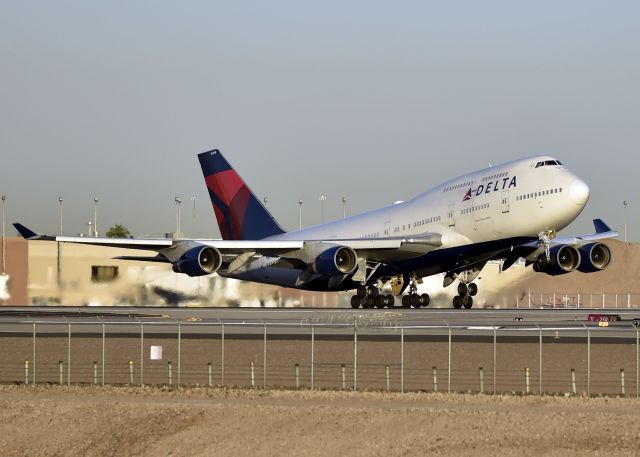 Boeing 747-400 (N669US)